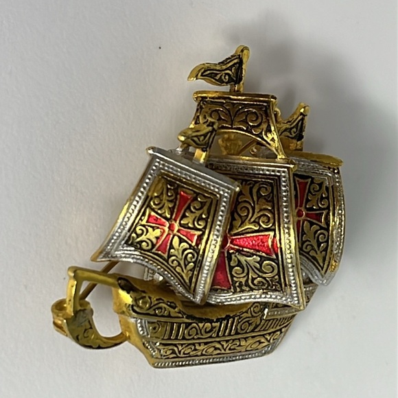 Men's Brooch Pin Gold Tone Boat Red Knights Templar Cross 3D Spanish Discovery - Picture 6 of 9